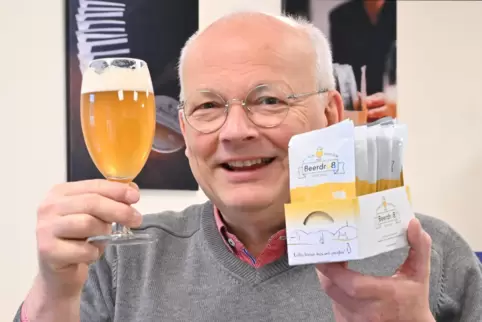 Einfach Portionsbeutel auf, Pulver ins Glas, Wasser dazu, gut drei Minuten warten – und fertig ist das Pils. Anne van Gastel wil