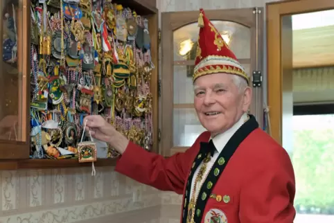 Fritz Zinser vor seiner Orden-Sammlung.