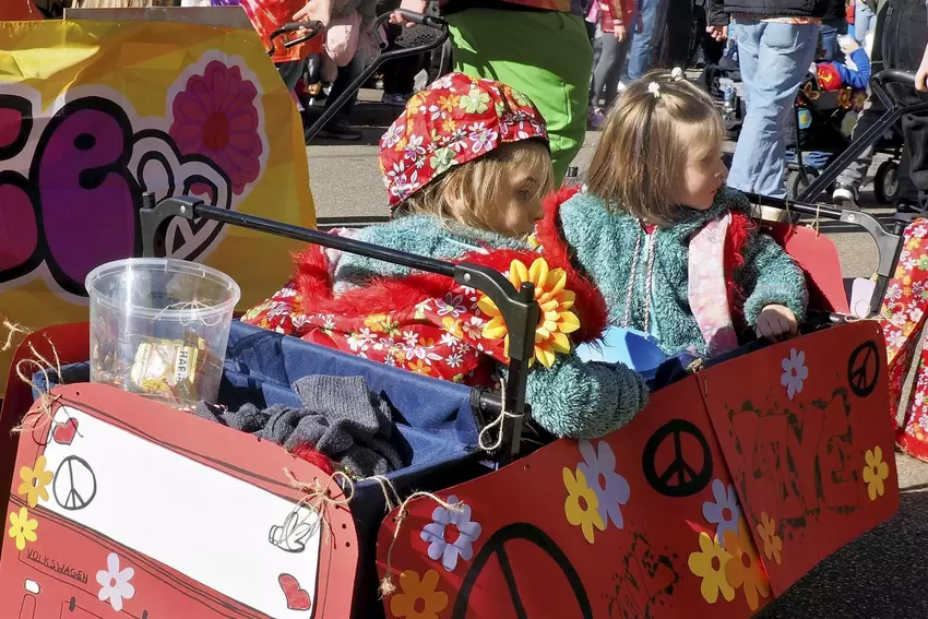TuS Schönenberg unterwegs als »Happy Hippies«.