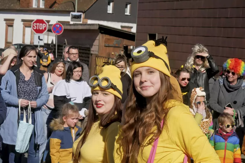 Kiwwelberjer und Grieser Straußjugend macht »Abriss-Ski«.