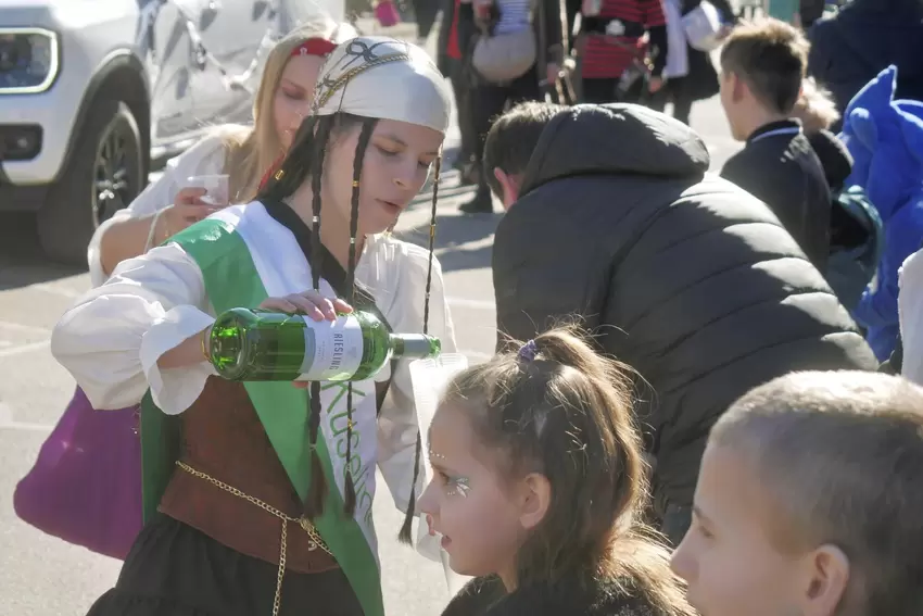 Die Kuseline schenkte als Piratin Getränke aus.
