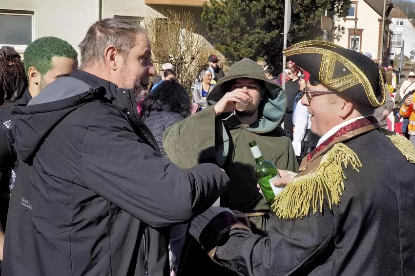 Ortsbürgermeister Thomas Wolf schenkte als Pirat Getränke aus.