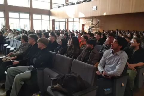 Für rund 480 junge Menschen begann am Rosenmontag an der Hochschule für Wirtschaft und Gesellschaft ein neuer Lebensabschnitt.
