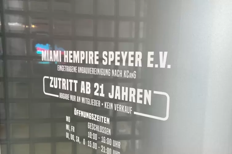 Eingangst&uuml;r: Miami Hempire. 