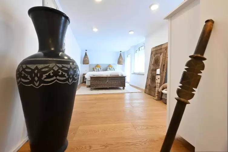 Das Schlafzimmer ist im hinteren Teil des Hauses untergebracht.