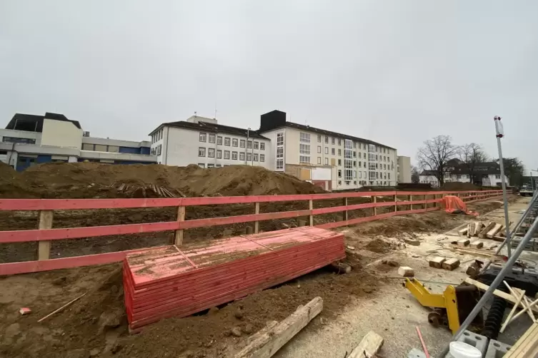 Die Arbeiten im Umfeld der Klinik laufen. 