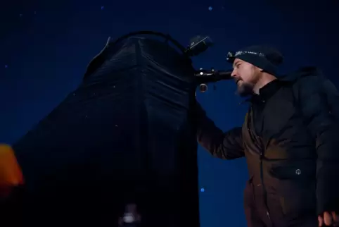 Daniel Pázmán beim Beobachten des Nachthimmels mit einem Dobson Teleskop. 
