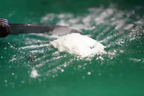 Unter anderem sei bei dem Mann Kokain gefunden worden, teilte die Polizei mit.