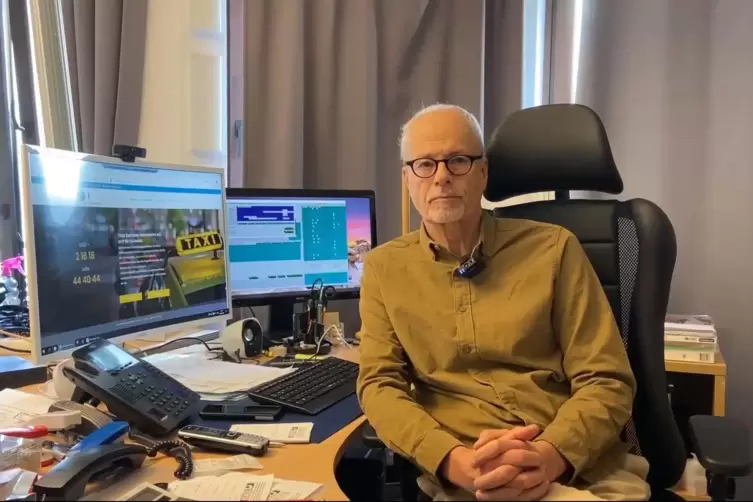 J&uuml;rgen Schwarz, gesch&auml;ftsf&uuml;hrender Vorstand der Taxi-Zentrale Mannheim, im Gespr&auml;ch mit der RHEINPFALZ.