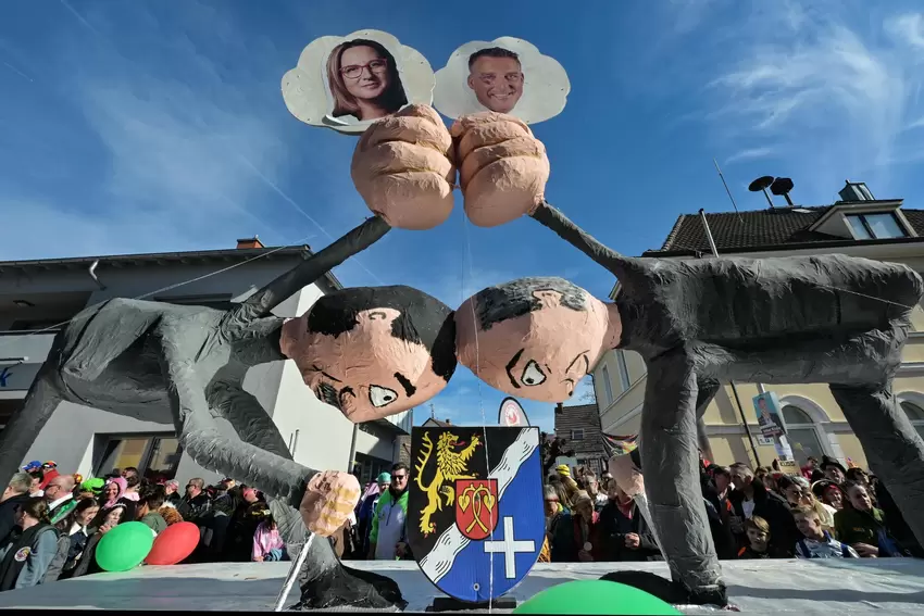 Motivwagen zum Landratswahlkampf: Wer den härtesten Kopf hat, kommt ins Amt. Bianca Staßen oder Volker Knörr?