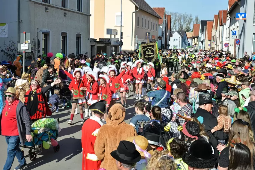 Bei herrlichem Sonnenschein: die Jugendgarde, dahinter die Wildsaufetzer.