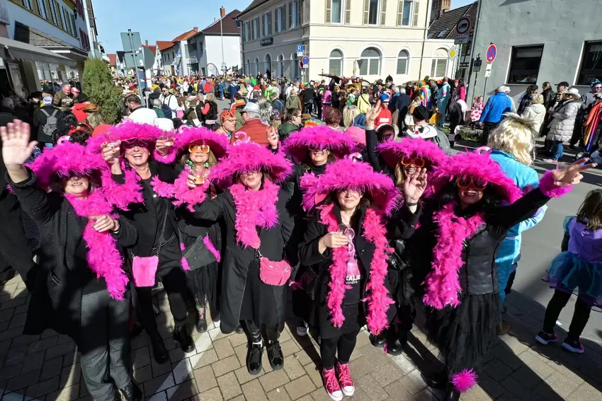 Fesch: Altriper Mädels als Pink Flamingos verkleidet.