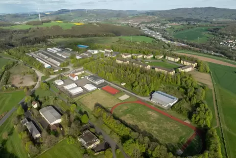 Das Gelände der früheren Unteroffizier-Krüger-Kaserne mit Verwaltung und Unterkünften (Vordergrund) und dem technischen Bereich 