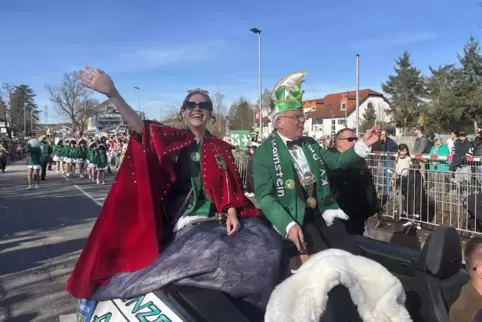 Prinzessin Anna I. von den Ramsteiner Bruchkatzen grüßt die Narrenschar.