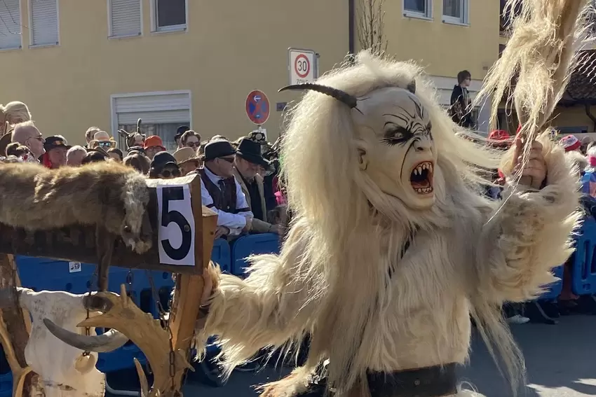 Gruselig: die Altrhoier Holzmaskengruppe.