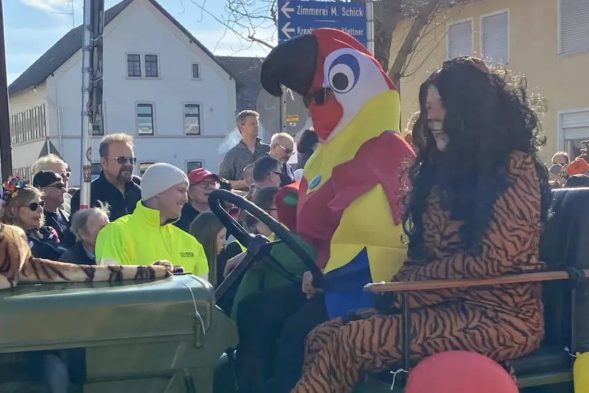 Papagei am Steuer: Schlepperfreunde Römerberg.