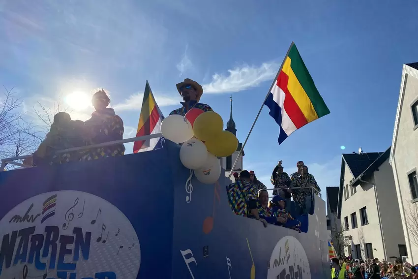 Hoch auf dem blauen Wagen: Narrenchor des MKV.