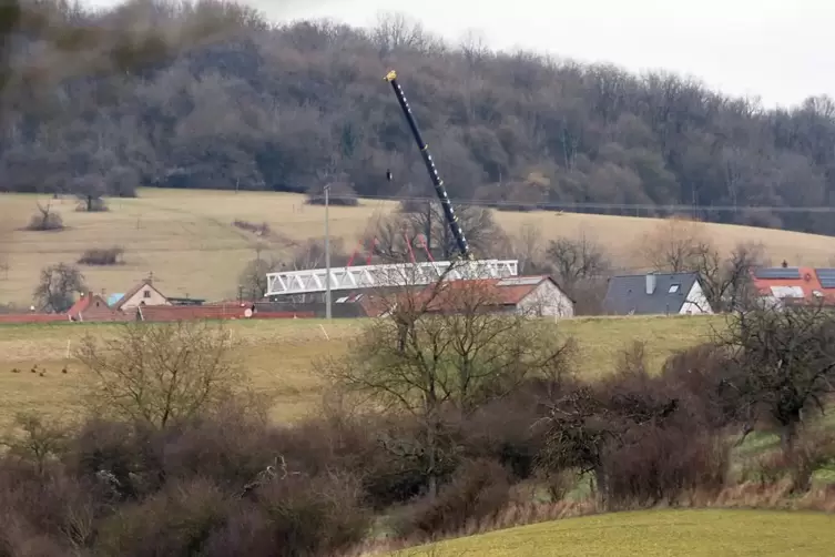 So sieht das Br&uuml;ckenspektakel von weitem aus: Die Br&uuml;cke h&auml;ngt am Kran.