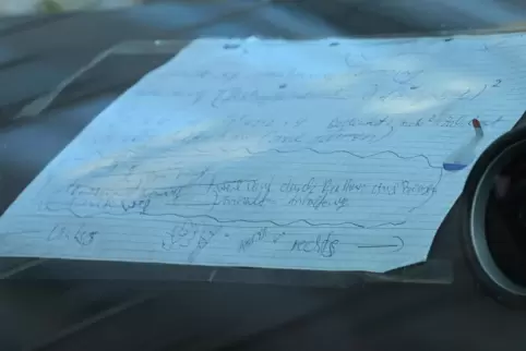 Dieser Zettel mit handschriftlichen Notizen klebte auf dem Armaturenbrett des Amokfahrzeugs. Er stammt wohl vom Fahrer.