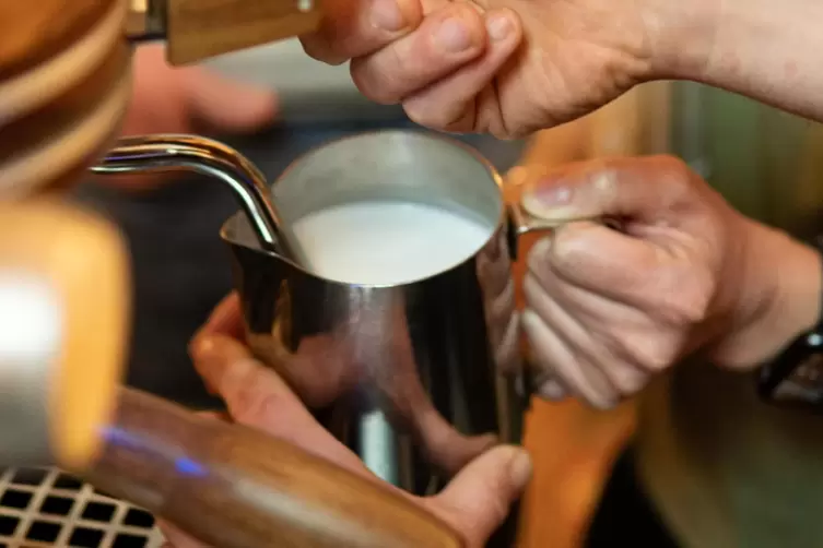 F&uuml;rs cremige Topping: Aufsch&auml;umen der Milch.