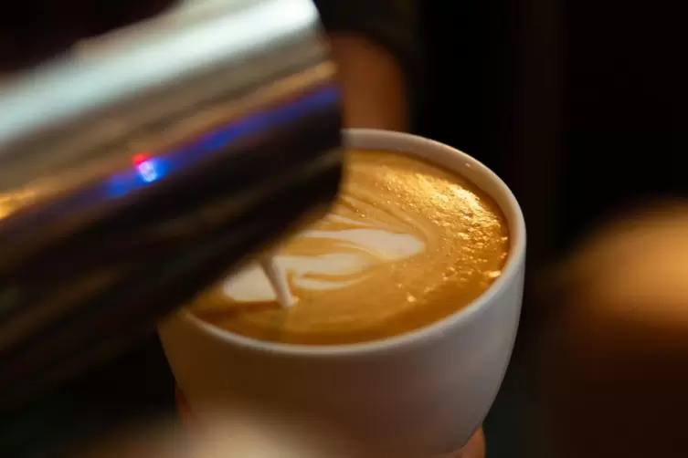Kunst f&uuml;r sich: Latte Art, das Gie&szlig;en von Mustern.