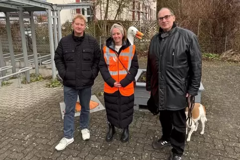 Beim Vor-Ort-Termin: der Ortsbeigeordnete Thorsten Pollatz, DB-Serviceleiterin Kathrin Behsler und Ortsbürgermeister Stefan Mosc