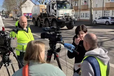 Großes Medieninteresse: Vulcan-Geschäftsführer Thorsten Weimann vor der Kamera und dem „Vibro-Truck“. 