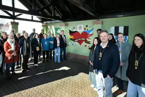 Waldsee und Partnerstadt Ruffec haben sich am neu gestalteten Partnerschaftsplatz getroffen.