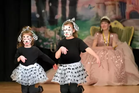 Dudenhofen, Karneval in der Festhalle,das süßeste was der Verein hat, die Spargelhopser, hinten Prinzessin Lara I.