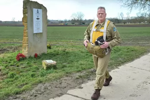 An der Absturz-Gedenkstätte am Rand von Waldsee geht es los: Erik Wieman organisiert den 100-Kilometer-Lauf nach Frankreich.
