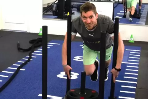 Manuel Albrecht demonstriert das Training „Sled Pushing" in seinem neuen Fitnessstudio. 
