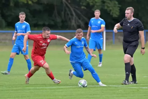 Fehlt Altrip länger: Mario Seckinger (r4echts am Ball) wird operiert.