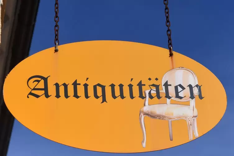 Dieses Schild macht auf das Gesch&auml;ft aufmerksam. 