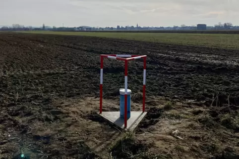Auf dem für den Erdöl-Bohrplatz vorgesehenen Acker: die Grundwasser-Messstelle. 