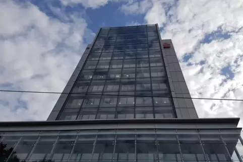 Prägendes Gebäude in der City: der Sparkassenturm. 