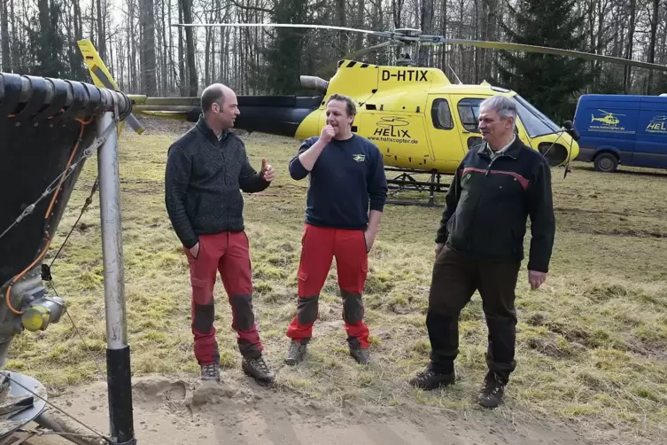 Eine kurze Lagebesprechung, bevor der n&auml;chste Abschnitt gekalkt wird (von links): die Piloten Steffen Becher und Christian Halle