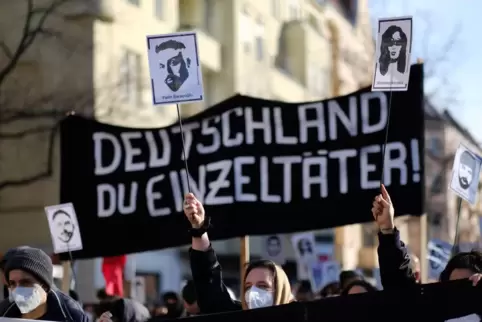 Unser Bild zeigt eine Berliner Gedenkdemonstration 2021 zum ersten Jahrestag des Anschlags von Hanau.
