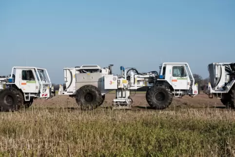 Auf offenem Feld waren die großen Vibrotrucks im Konvoi im Einsatz.