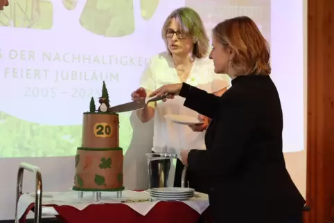 Simone Kiefer (hinten) und Staatsministerin Katrin Eder schneiden die Pfälzerwald-Torte an.