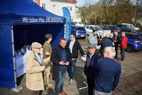 Hatten in Schönenberg-Kübelberg im März 2024 die ganze Zeit gut zu tun: die Redakteure Maximilian Schenk (Mitte, helles Hemd) un