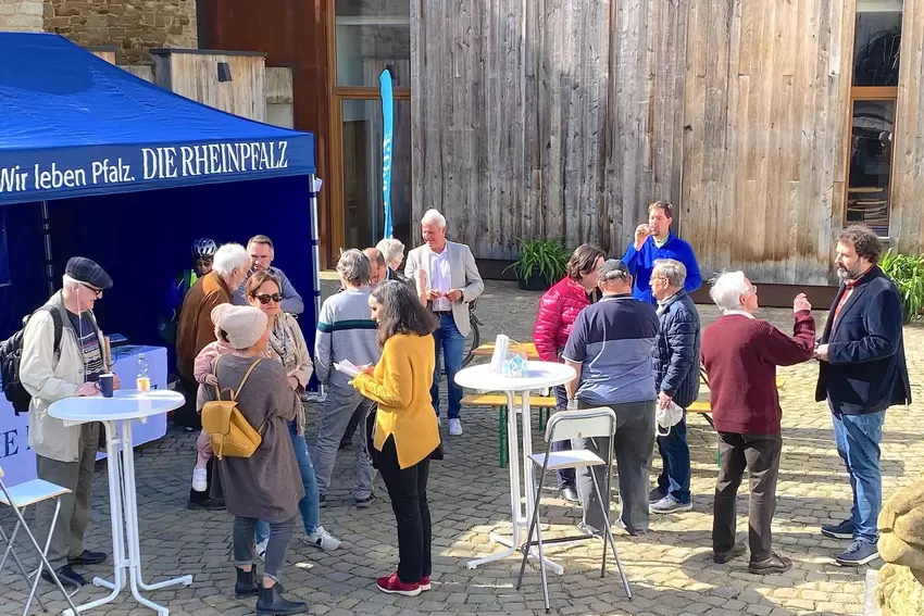 Gutes Wetter, meist sehr nette Begegnungen – das gab’s bei der »Redaktion vor Ort« im April am Lauterecker Schloss: Sabrina Schr