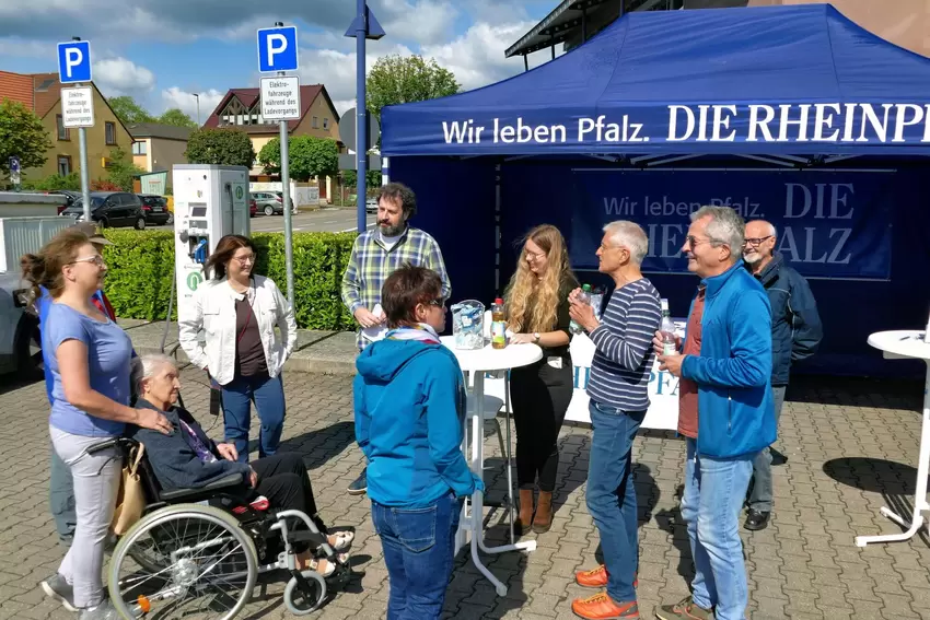 Benjamin Ginkel (kariertes Hemd) und Michelle Pfeifer (in Schwarz) im Gespräch mit Besucherinnen und Besuchern der "Redaktion vo