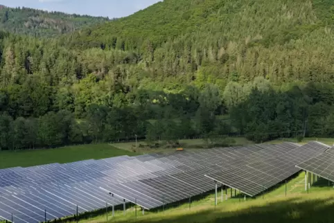 Im Bad Bergzaberner Land sollen Freiflächen-PV-Anlagen wie diese in einem Tal des Sauerlands in Hessen entstehen. 