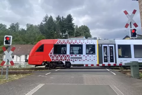 An sechs Bahnübergängen entlang der Alsenzbahn (hier in Schweisweiler) wird in den kommenden Wochen gearbeitet. Mehrere Straßen 