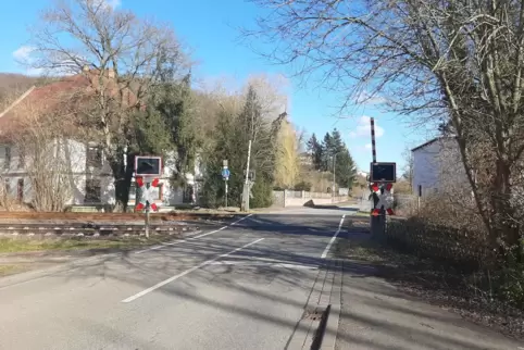 Der Bahnübergang kurz vor Heinzental.