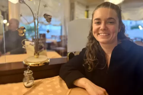 Erklärt Kindern gern die Weltlage und liebt Erich Kästner: Lotte Glatt moderiert seit Sommer 2024 die Kindernachrichten im ZDF.