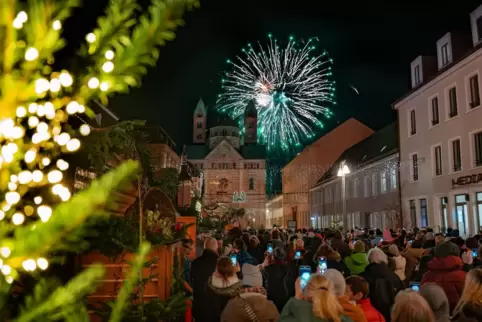 Feuerwerk über dem Dom am 19. Dezember 2024: viele Zuschauer in der Maximilianstraße. Feuerwerk über dem Dom am 19. Dezember 2024: viele Zuschauer in der Maximilianstraße.