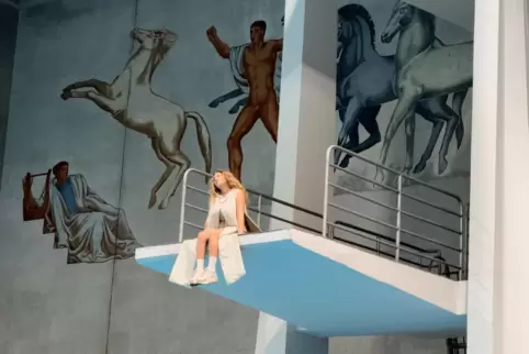 Simona Andrioletti, Videostill, Lucrezia sings Amore, Piscina dei Mosaici, Foro Italico, Rom, A Litany for Survival, 2025.