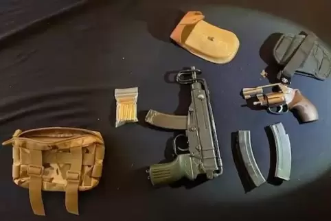 Die Polizei beschlagnahmte nach der Durchsuchung in Contwig zahlreiche Waffen. 