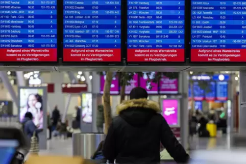 Wer wegen eines Streiks am Flughafen länger warten muss, kann unter Umständen Geld zurückbekommen. 